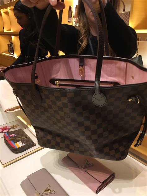 louis vuitton neverfull interior.